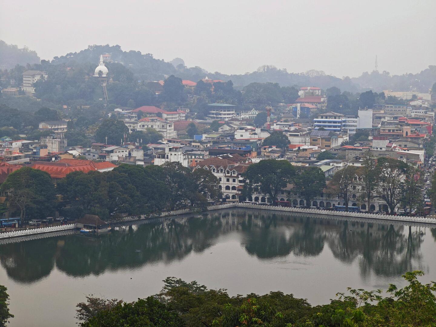Blick auf den Kandy Lake mit großer Buddha-Statue gegenüber