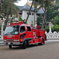 Polizei und Feuerwehr stehen immer bereit, so bedeutsam ist der Zahntempel in Kandy