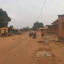 Sobald man in Kindia von der Hauptstraße fährt, sind die Nebenstraßen wirklich katastrophal