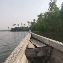 Mit der Piroge fahren wir etwas auf dem See herum