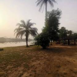 Ein schöner Strand mit einigen Sonnenschirmen und Sitzbänken