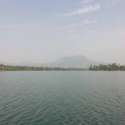 Der angestaute Bach Samou bildet hier ein großes Reservoir