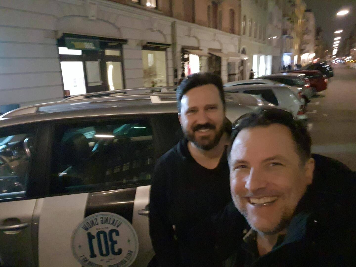 Nett, dass er angehalten hat um den letzten Mitstreiter rauszuschmeißen! Man will halt schnell heim!