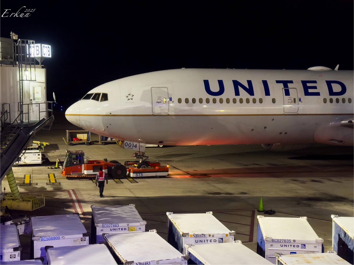 The B777-200 that was our air chariot arriving at the jetway @ IAH — Houston, TX.
