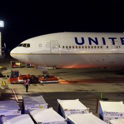 The B777-200 that was our air chariot arriving at the jetway @ IAH — Houston, TX.