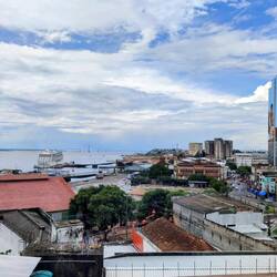 Blick über die Stadt zum Rio Negro