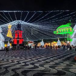 Weihnachtsdekoration auf dem Largo de São Sebastião