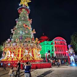 Weihnachtsdekoration auf dem Largo de São Sebastião