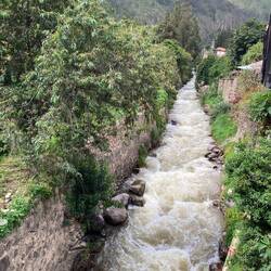 Durch die Regenzeit prall gefüllt.