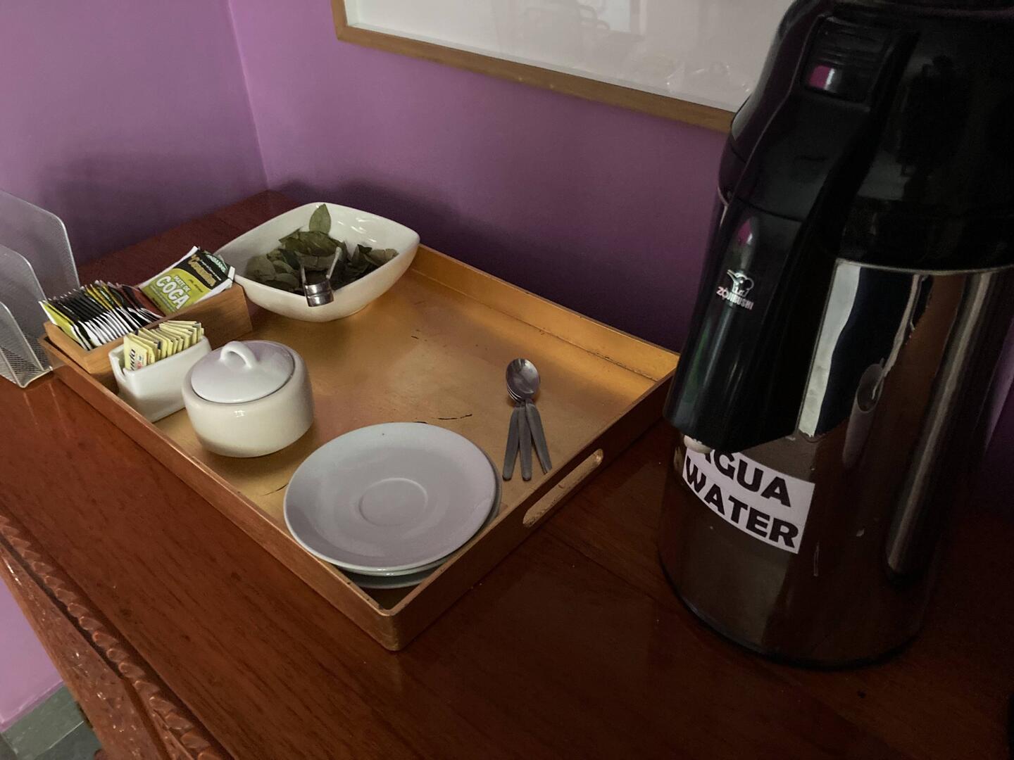 Coca-Tee kannst du dir in den Hotels jederzeit selber brühen.