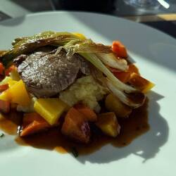 Rindsfilet auf Trüffel-Kartoffelstampf-Beet mit Gemüse