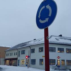 Kreisverkehr mit Gullydeckel