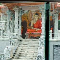 Ein kleiner Buddha-Schrein... bevor wir überhaupt zum Höhlentempel auf dem Berg gelangen...
