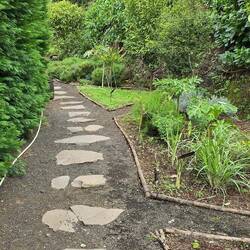 Der Garten des Hotels oberhalb des Hotels