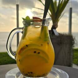 Weiße Sangria mit Passionsfrucht