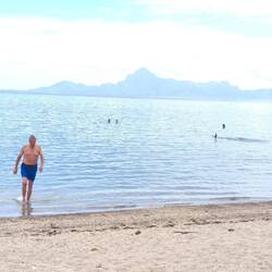 Strand mit Korallenriff. Im Hintergrund Moorea