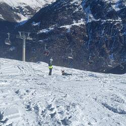 Der Versuch abseits der Pisten zu fahren endet für Papa nach 5 Meter kläglich im Tiefschnee