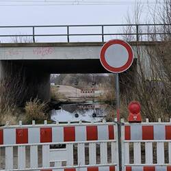 als Fußgänger war an der Seite ein Durchgang möglich