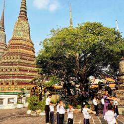 Die kleinen Kinder mussten in der Hitze "turnen"
