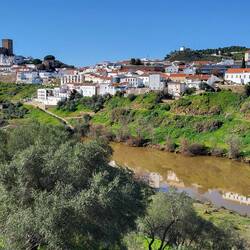 Mértola liegt oberhalb des Guadiana.