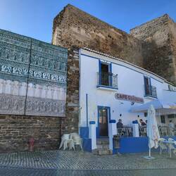 Wir sitzen mit unserem Kaffee gegenüber in der Sonne.