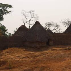 Vorbei an Häusern aus Stroh...