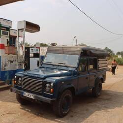 Dann kommt sie. Die allererste Tankstelle
