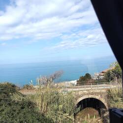 Die Bahn fährt hier ca. 300 km an der Küste!