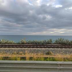 Straße - Geleise - Strand - Meer