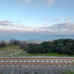 Straße - Geleise - Strand - Meer