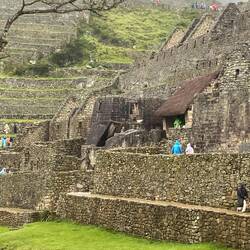 Der Sonnentempel (graue Steine).