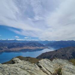Und plötzlich öffnet sich der Blick auf den wunderschönen Lake Hāwea