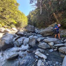 ...und kontinuierlich am Fluss entlang oder durch