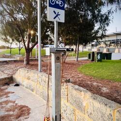 Und auch das gibt es hier: komplett ausgestattete Fahrrad – Wartungsstation am Strand – vorbildlich!
