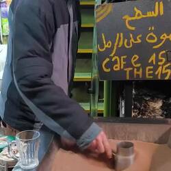 Kaffeewasser wird in aufgeheiztem Sand erwärmt.