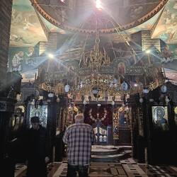 Der Raum ist eigentlich sehr dunkel, man sieht fast nichts, wenn man ihn betritt