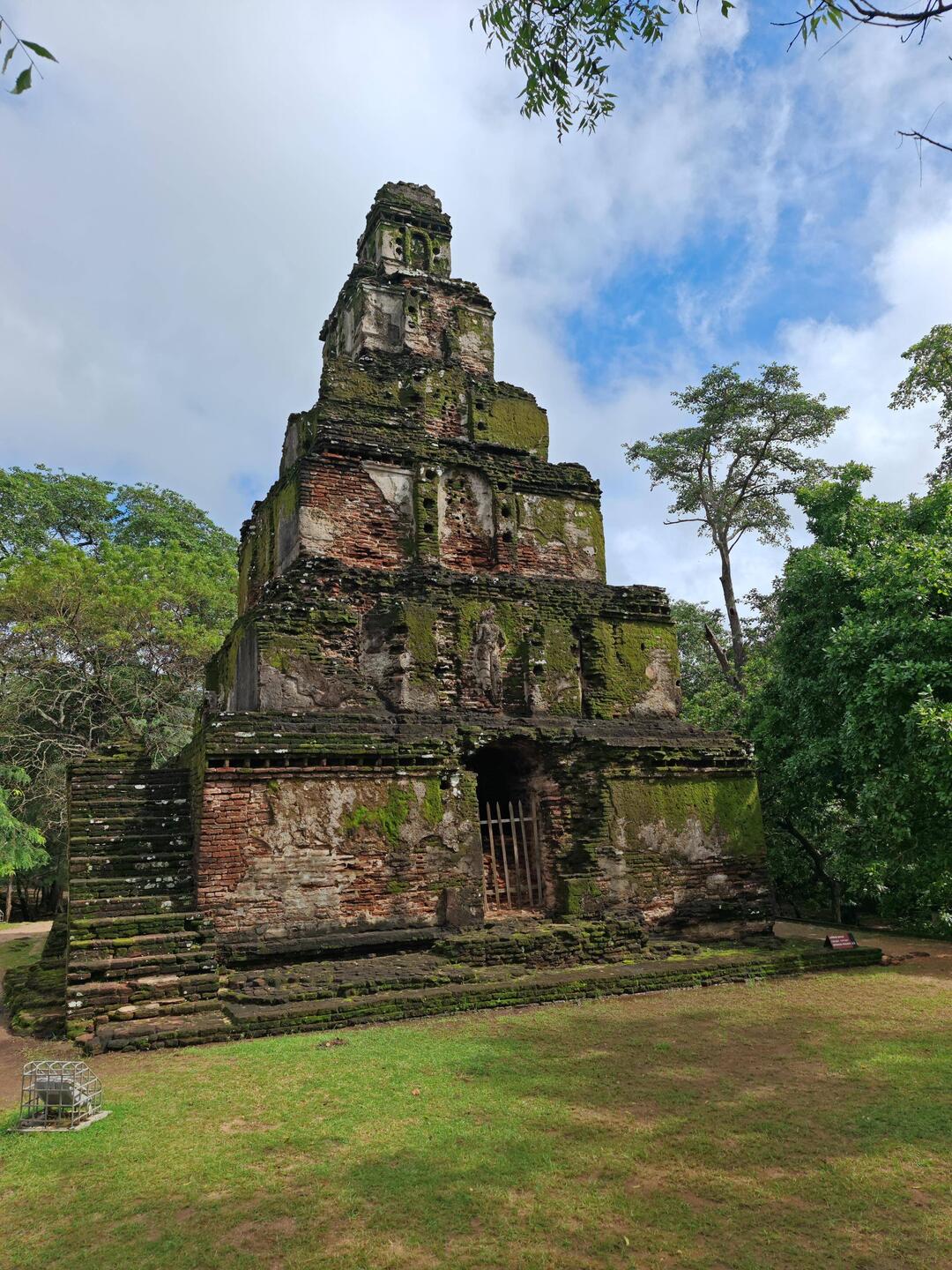 Sathmahal Prasadaya - einige der wenigen quadratischen Stupa (Dagoba)