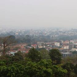 Der Blick vom Klosterberg auf Yaoundé ist trotz Smog schön