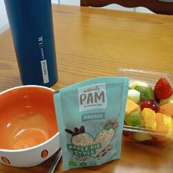 Frühstück mit Porridge, Obst und Leitungswasser 😄👍