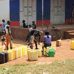 Wasser wird in Kanister abgefüllt...