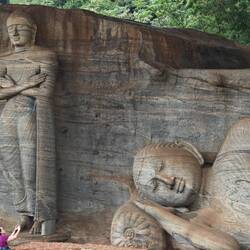 Größenvergleich: Mensch vs. Buddha-Statuen ☺️