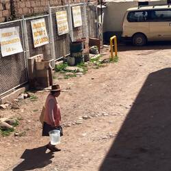 Ganz klassische Kleidung und schwere Arbeit.