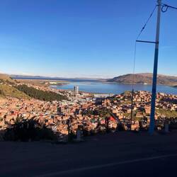 Der erste Blick auf den Titicaca-See und Puno.