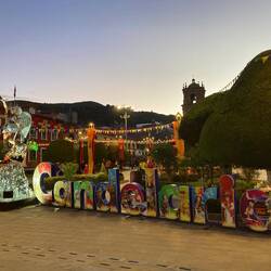 Ein kleines Festival mit Bühnenprogramm.