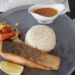 Tge salmon with panang curry