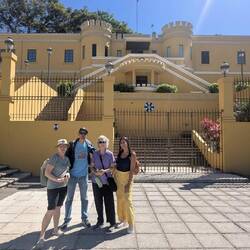 Hinter der Gruppe das National Museum