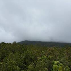 Wolkenverhangener Vulkan Arenal