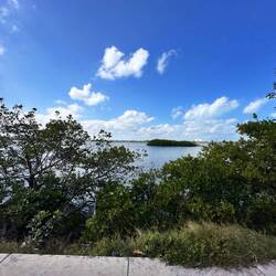 Blick in die Lagune, rechtsseitig, wenig Häuser, aber auch da wird teils schon neu gebaut