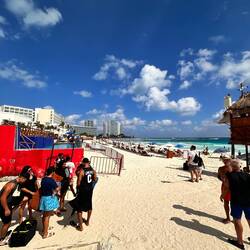 öffentlicher Strand, danach Hotelzone - vorne dran aber immer 25 Meter frei - Allgemeingut