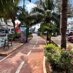 ein ATM gleich am Radweg - Bezug Dollar